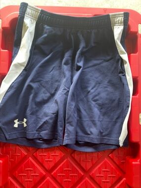 Boys Under Armour Men’s Navy Athletic Shorts with White Side Panels Y medium